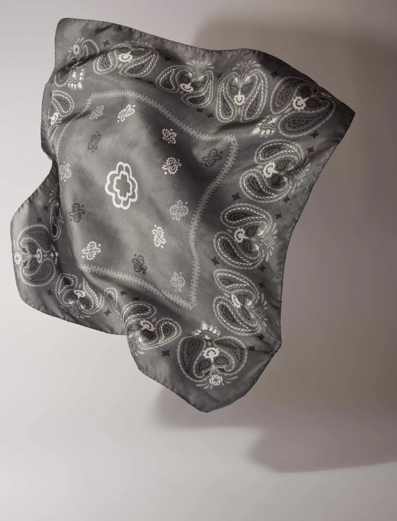 Bandana en soie imprimé paisley-Maje New